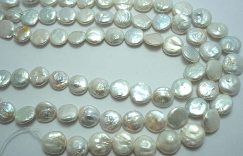 Freshwater pearl strands: Coin pearl very light grey 15.5-17mm