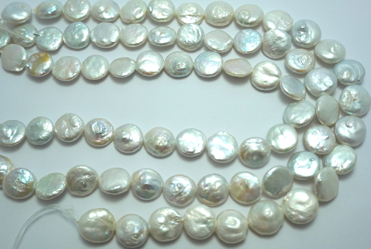 Freshwater pearl strands: Coin pearl very light grey 15.5-17mm