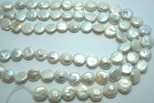 Freshwater pearl strands: Coin pearl very light grey 15.5-17mm